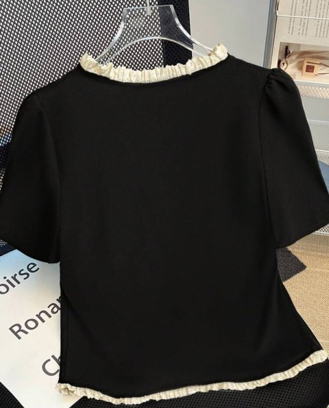 เสื้อยืดผู้หญิงคอสี่เหลี่ยมลูกไม้สวยงาม