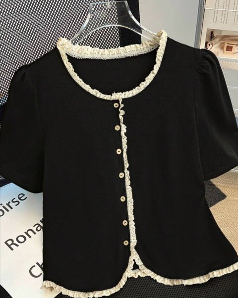 เสื้อยืดผู้หญิงคอสี่เหลี่ยมลูกไม้สวยงาม